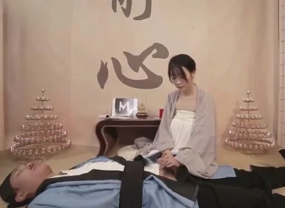 Nữ tu chăm sóc vị đạo sĩ bị thương