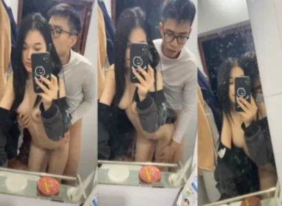 Hai bạn sinh viên đang ân ái với nhau trước gương