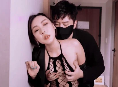 Người vợ dâng thân cho sếp để trả nợ cho chồng
