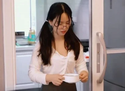 Chị gái bị cha dượng bắt nạt