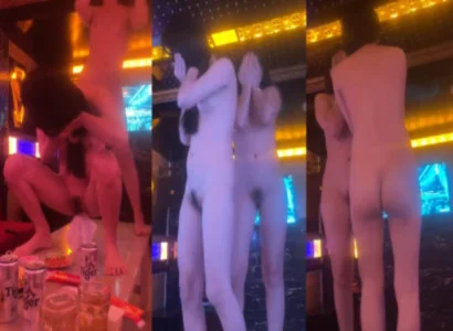 Cô em trình diễn tiết mục thoát y quyến rũ tại quán karaoke
